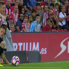 El Athletic pidió penalti de Rakitic a Muniain en el 90'