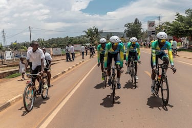 Varios integrantes del equipo nacional ruandés se entrenan ayer en Nyamata con vistas a la 16ª edición del Tour de Ruanda. El equipo, que no ganó ni una sola etapa en la pasada edición, se ha preparado durante meses con recursos muy limitados para afrontar la carrera de este año. Ruanda acogerá el Mundial de Ruta en 2025.
