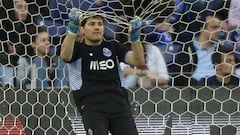 Porto&#039;s Spanish goalkeeper Iker Casillas grabs the goal&#039;s net after Sporting CP&#039;s 3rd goal during the Portuguese league football match FC Porto vs Sporting CP at the Dragao stadium in Porto on April 30, 2016. Sporting won the match 3-1. / AFP PHOTO / MIGUEL RIOPA