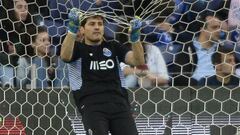 Porto&#039;s Spanish goalkeeper Iker Casillas grabs the goal&#039;s net after Sporting CP&#039;s 3rd goal during the Portuguese league football match FC Porto vs Sporting CP at the Dragao stadium in Porto on April 30, 2016. Sporting won the match 3-1. / AFP PHOTO / MIGUEL RIOPA
