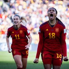 WELLINGTON (NUEVA ZELANDA), 11/08/2023.-La delantera de la selección española Salma Paralluelo (18), junto a su compañera Alexia Putellas (11), muestra su alegría tras marcar gol en la prórroga durante el partido de cuartos de final de la Copa Mundial Femenina de la FIFA 2023 entre España y Holanda en Wellington, correspondiente a los cuartos de final del mundial femenino en Australia y Nueva Zelanda. EFE / RFEF SOLO USO EDITORIAL/SOLO DISPONIBLE PARA ILUSTRAR LA NOTICIA QUE ACOMPAÑA (CRÉDITO OBLIGATORIO)