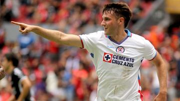 Santiago Giménez festeja un gol con la camiseta de Cruz Azul.