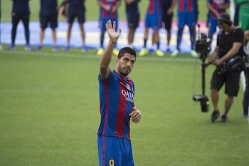 Delantero goleador clave para el triplete de Luis Enrique en el Barcelona. En el Liverpool sacaron un dineral por el uruguayo.