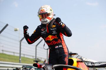 Alegría del piloto neerlandés de Red Bull Racing tras proclamarse campeón del Gran Premio 70 Aniversario 2020. 