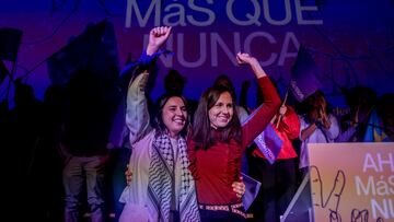 Ione Belarra  e Irene Montero durante un acto de Podemos, en el Palacio de la Prensa, a 16 de diciembre de 2023, en Madrid (España). Podemos ha organizado un acto hoy para reivindicarse tras decidir romper con Sumar en el Congreso y pasar al Grupo Mixto. Los cinco diputados de Podemos decidieron abandonar Sumar y pasarse al Mixto, y su coportavoz ha culpado a Sumar de dicha fractura al sostener que habían roto el acuerdo político para seguir coaligados.
Ricardo Rubio / Europa Press
16/12/2023