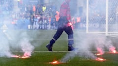 Flares thrown onto pitch stop Czech Republic - Croatia