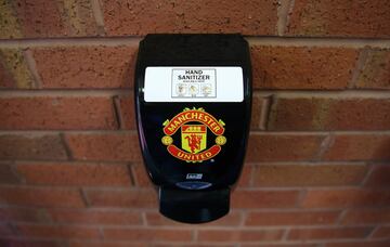Desinfectantes en el estadio de Manchester United (Old Trafford). 