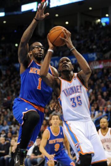 Kevin Durant (Oklahoma City Thunder) trata de anotar ante la defensa de Amar'e Stoudemire (New York Knicks).