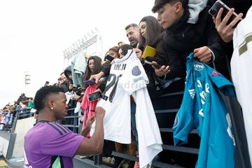 Vinicius Jnior firmando autgrafos durante el entrenamiento del Real Madrid.