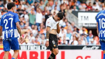 Hugo Duro se lamenta de la derrota del Valencia.