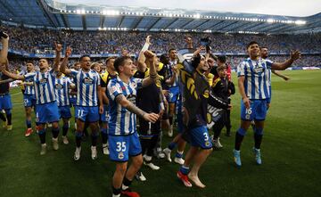 Los jugadores del Deportivo de La Coruña celebran en el estadio de Riazor el ascenso a segunda división.