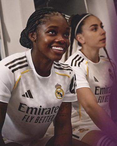 Linda Caicedo con la nueva equipación del Real Madrid para la temporada 2025-26.