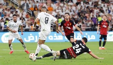 2-0. Brahim, en la frontal del área, asiste al desmarque Mbappé. El defensa eslovaco yendo al suelo, intercepta el balón para cambiar la trayectoria de la pelota y confundir a Greif.