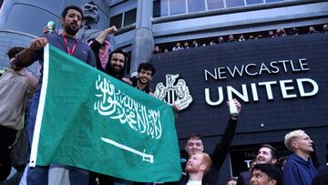 Aficionados del Newcastle se reúnen a las puertas de St. James' Park tras la compra del club por parte de Arabia Saudí.