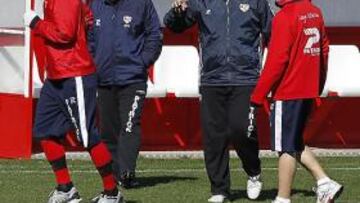 <b>AYER TRABAJÓ. </b>Sandoval conversa por Piti, en presencia de Delibasic e Ismael Martínez.