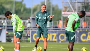 Gaizka Garitano entrenando en la Ciudad Deportiva Bahía de Cádiz.