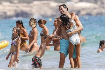 El exentrenador argentino del Real Madrid se encuentra disfrutando de las playas ibicencas en compañía de sus hijos y familia.