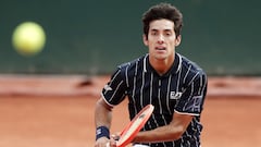 Paris (France), 26/05/2022.- Cristian Garin of Chile in action in the men's second round match against Ilya Ivashka of Belarus during the French Open tennis tournament at Roland ?Garros in Paris, France, 26 May 2022. (Tenis, Abierto, Abierto, Bielorrusia, Francia) EFE/EPA/MOHAMMED BADRA
