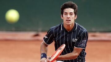 Paris (France), 26/05/2022.- Cristian Garin of Chile in action in the men's second round match against Ilya Ivashka of Belarus during the French Open tennis tournament at Roland ?Garros in Paris, France, 26 May 2022. (Tenis, Abierto, Abierto, Bielorrusia, Francia) EFE/EPA/MOHAMMED BADRA