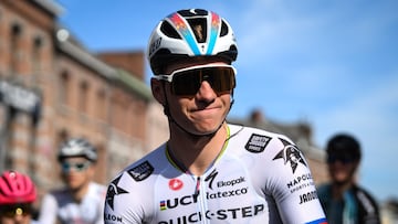 El ciclista belga Remco Evenepoel posa con el maillot arcoíris antes de tomar la salida en la Binche-Chimay-Binche Memorial Frank Vandenbroucke.