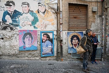 Retratos de Diego Armando Maradona colgados por las calles de Quartieri Spagnoli, en el centro de Nápoles.