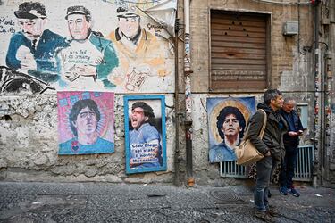 Retratos de Diego Armando Maradona colgados por las calles de Quartieri Spagnoli, en el centro de Nápoles.