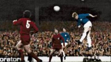 Brian Clarke cabeceó a la red ante la atenta mirada de Goyo Benito (con el cinco), que no pudo hacer nada por detenerle.