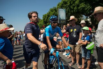 Nairo Quintana se prepara para salir.