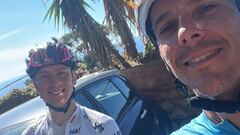 Tadej Pogacar y Philippe Gilbert posan tras reconocer el recorrido de la crono final del Tour de Francia entre Mónaco y Niza.