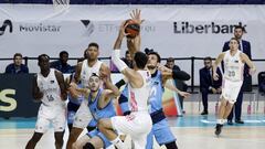 Abalde, del Real Madrid, en duelo con Gentile, del Movistar Estudiantes.