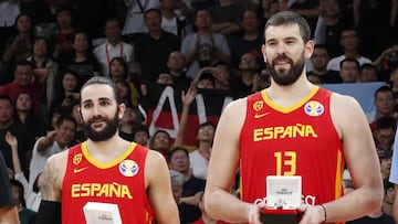 Basketball - FIBA World Cup - Final - Argentina v Spain - Wukesong Sport Arena, Beijing, China - September 15, 2019   Serbia&#039;s Bogdan Bogdanovic, France&#039;s Evan Fournier, Spain&#039;s Ricky Rubio, Spain&#039;s Marc Gasol and Argentina&#039;s Luis Scola pose with their trophies after being selected in the All-Star Five line up REUTERS/Kim Kyung-Hoon