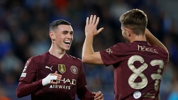 James McAtee celebra un gol con Phil Foden