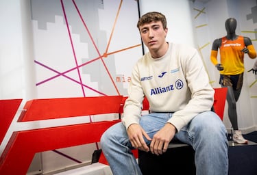 El lanzador del futuro estudia electricidad y sueña “con ser olímpico”