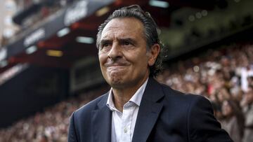 GRA287. VALENCIA, 22/10/2016.- El entrenador del Valencia, el italiano Cesare Prandelli, en los momentos previos al partido frente al FC Barcelona correspondiente a la novena jornada de primera divisi&oacute;n disputado esta tarde en el estadio de Mestalla, en Valencia. EFE/Biel Ali&ntilde;o