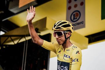 Primer ciclista latinoamericano en ganar el Tour de Francia. Su segundo año en el World Tour fue el de la consagración, alzándose en la París-Niza, la Vuelta a Suiza y el Tour de Francia.