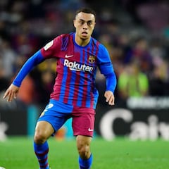 Sergiño Dest is contemplating leaving FC Barcelona