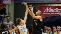 Alberto Herreros se dispone a anotar el triple de la victoria en el quinto partido de la final de la Liga ACB 2004-05 entre el Real Madrid y el Tau Vitoria