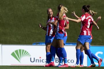 Las jugadoras del Atlético de Madrid celebran el 0-1 marcado por Deyna Castellanos.