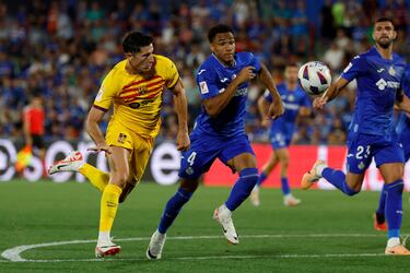 Lewandowski y Gastón Álvarez en un momento del partido.