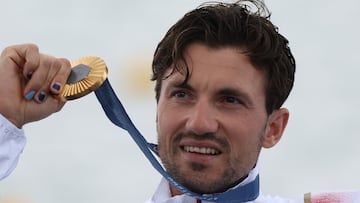 Vaires-sur-marne (France), 09/08/2024.- Gold medalist Martin Fuksa of Czechia poses during the medal ceremony of the Men's Canoe Single 1000m of the Canoeing Sprint competitions in the Paris 2024 Olympic Games, at the Vaires-sur-Marne Nautical Stadium in Vaires-sur-Marne, France, 09 August 2024. (Francia) EFE/EPA/MAXIM SHIPENKOV