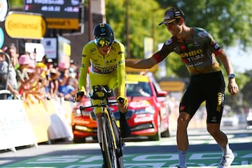 Wout van Aert recibe sonriente a Jonas Vingegaard en la meta de Rocamadour, tras ocupar las dos primeras posiciones de la contrarreloj, con susto incluido para el maillot amarillo.