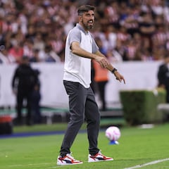 Veljko Paunovic congratulates Chivas players for courageous Liga MX performance