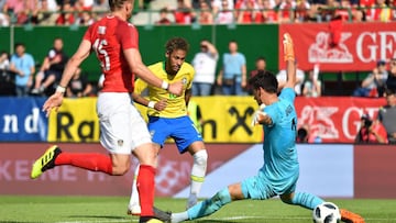 Brazil&#039;s forward Neymar scores past Austria&#039;s goalkeeper Heinz Lindner during the international friendly footbal match Austria vs Brazil in Vienna, on June 10, 2018. / AFP PHOTO / JOE KLAMAR