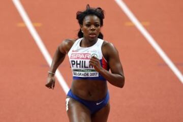 La atleta británica Asha Philip compite en los 60 metros lisos.