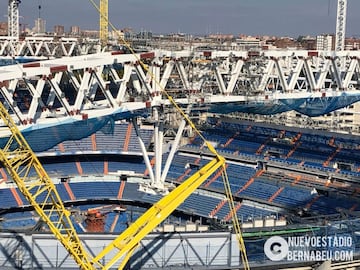 En el exterior, el estadio del Real Madrid sigue rodeado de gr¨²as trabajando sin descanso para tener el nuevo feudo blanco a punto.