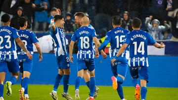 VITORIA, 18/05/2024.- El extremo del Deportivo Alavés Carlos Vicente (4d) celebra tras anotar el 1-0 durante el encuentro correspondiente a la jornada 37 de LaLiga EA Sports disputado este sábado entre el Deportivo Alavés y el Getafe en el estadio de Mendizorrotza de Vitoria. EFE/ADRIAN RUIZ-HIERRO
