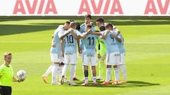 Los jugadores del Celta se abrazan antes del inicio del partido contra el Eibar en Ipurua.