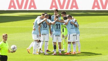 Los jugadores del Celta se abrazan antes del inicio del partido contra el Eibar en Ipurua.