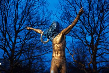 Los aficionados del Malm? no han perdonado a Zlatan Ibrahimovic que se haya convertido en copropietario del Hammarby, club de f¨²tbol sueco de Estocolmo, y han atacado su escultura en Malm?.