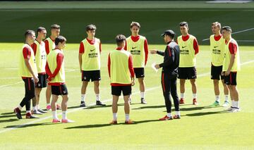 Diego Pablo Simeone, junto a los canteranos, dirigiendo el entrenamiento de hoy en el Wanda Metropolitano.